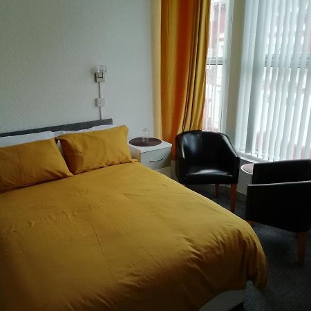 The Shining Diamond Bed & Breakfast Blackpool Bagian luar foto